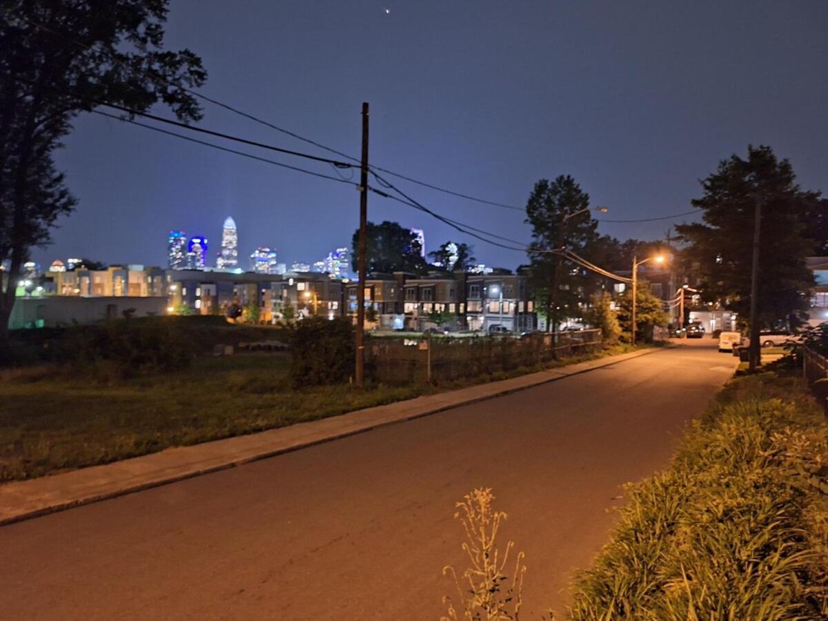 1, Sleep 4, Walk To Attractions In Uptown Apartment *