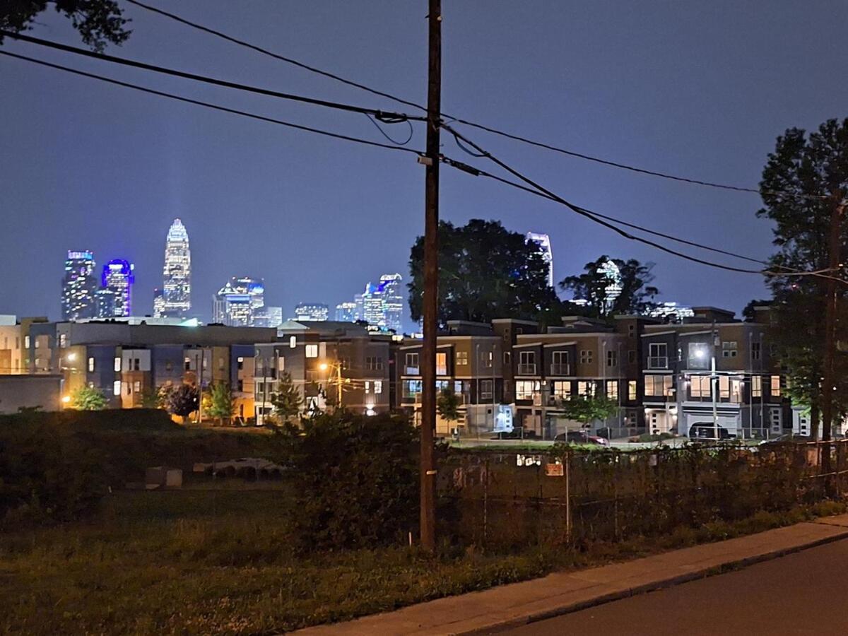 1, Sleep 4, Walk To Attractions In Uptown