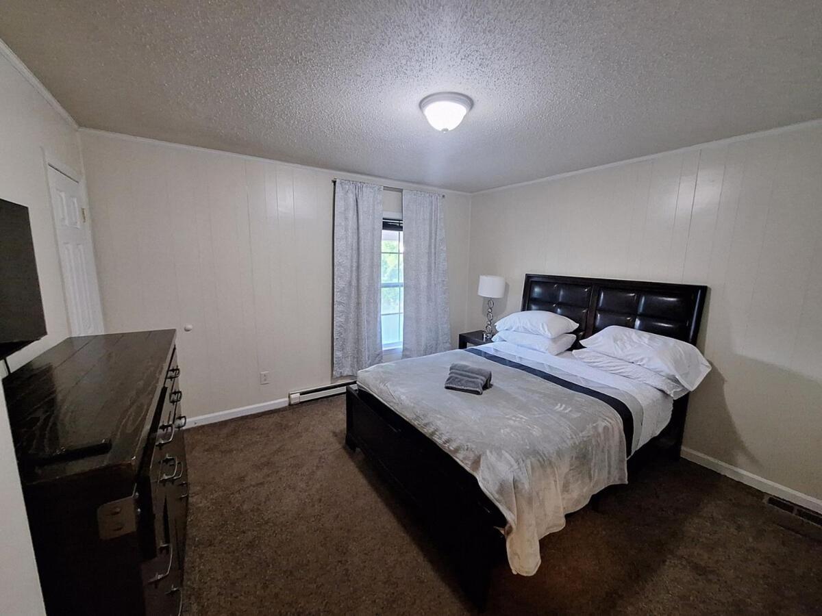 1, Sleep 4, Walk To Attractions In Uptown *